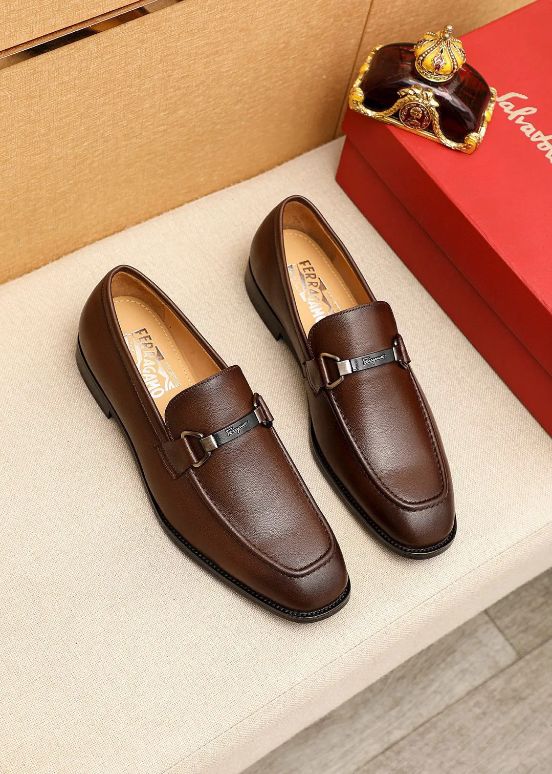 Men's shoes💰460💰 Product trademark: Ferragamo "Ferragamo" casual leather shoes Regular size: 38-44 (45🉑️customized) Product materials: Selected imported first-layer calfskin upper + luxury hardware buckle, imported water-dyed cow leather lining. Strong three-dimensional visual effect, original outsole Color: 3⃣️colors available
